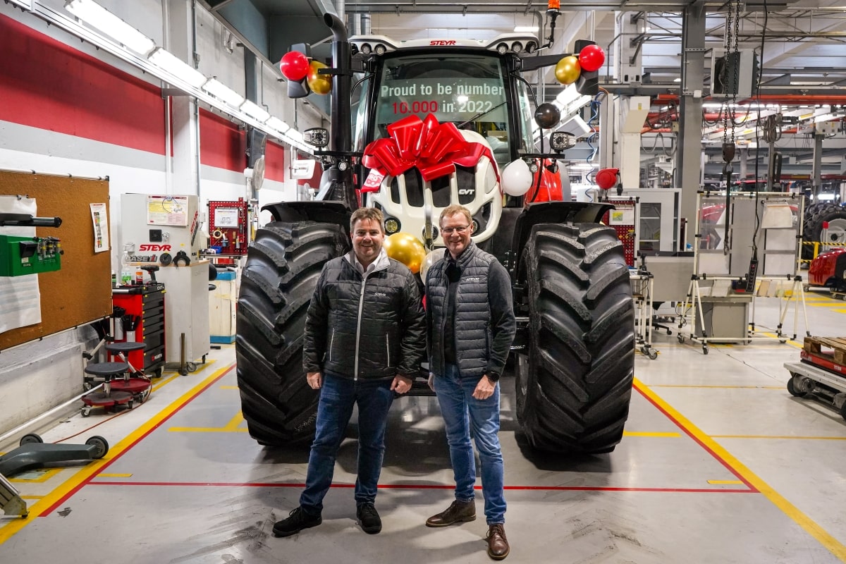 L'ultimo trattore prodotto dalla linea di montaggio di St. Valentin con, da sinistra, Hannes Woegerbauer, direttore dello stabilimento, e Christian Huber, amministratore delegato CNH Austria
